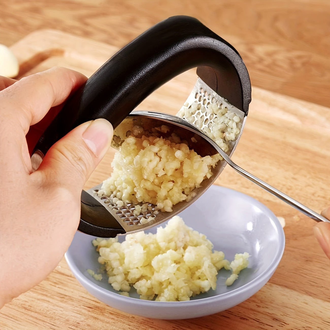 1pc Stainless Steel Garlic Press And Manual Fruit And Vegetable Masher, Easy to Use And Clean. Ideal for Chopping And Pressing Garlic, Fruits, And Vegetables. Perfect for Home Kitchens, RV Kitchens, And Restaurants.