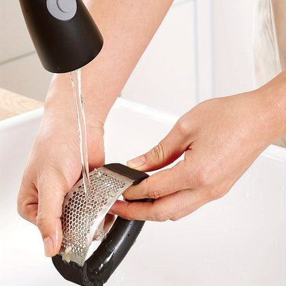 1pc Stainless Steel Garlic Press And Manual Fruit And Vegetable Masher, Easy to Use And Clean. Ideal for Chopping And Pressing Garlic, Fruits, And Vegetables. Perfect for Home Kitchens, RV Kitchens, And Restaurants.
